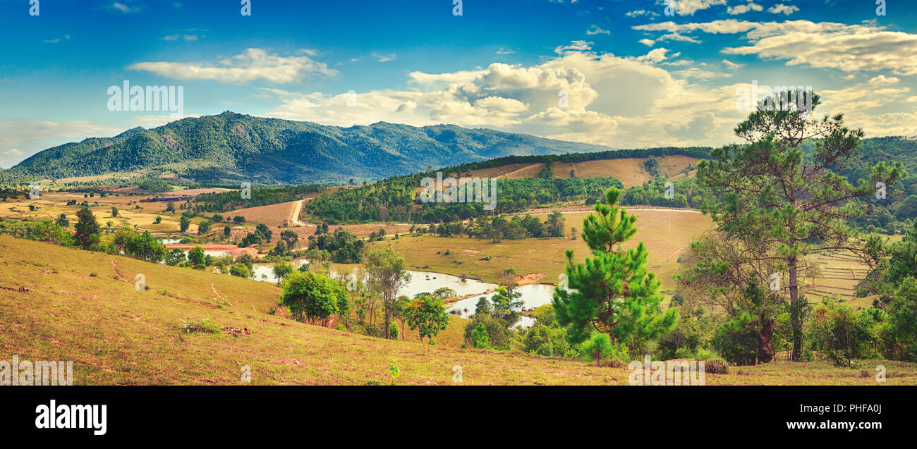 Schöne Landschaft, die Berge im Hintergrund. Vang Vieng, Laos. Panorama Stockfoto