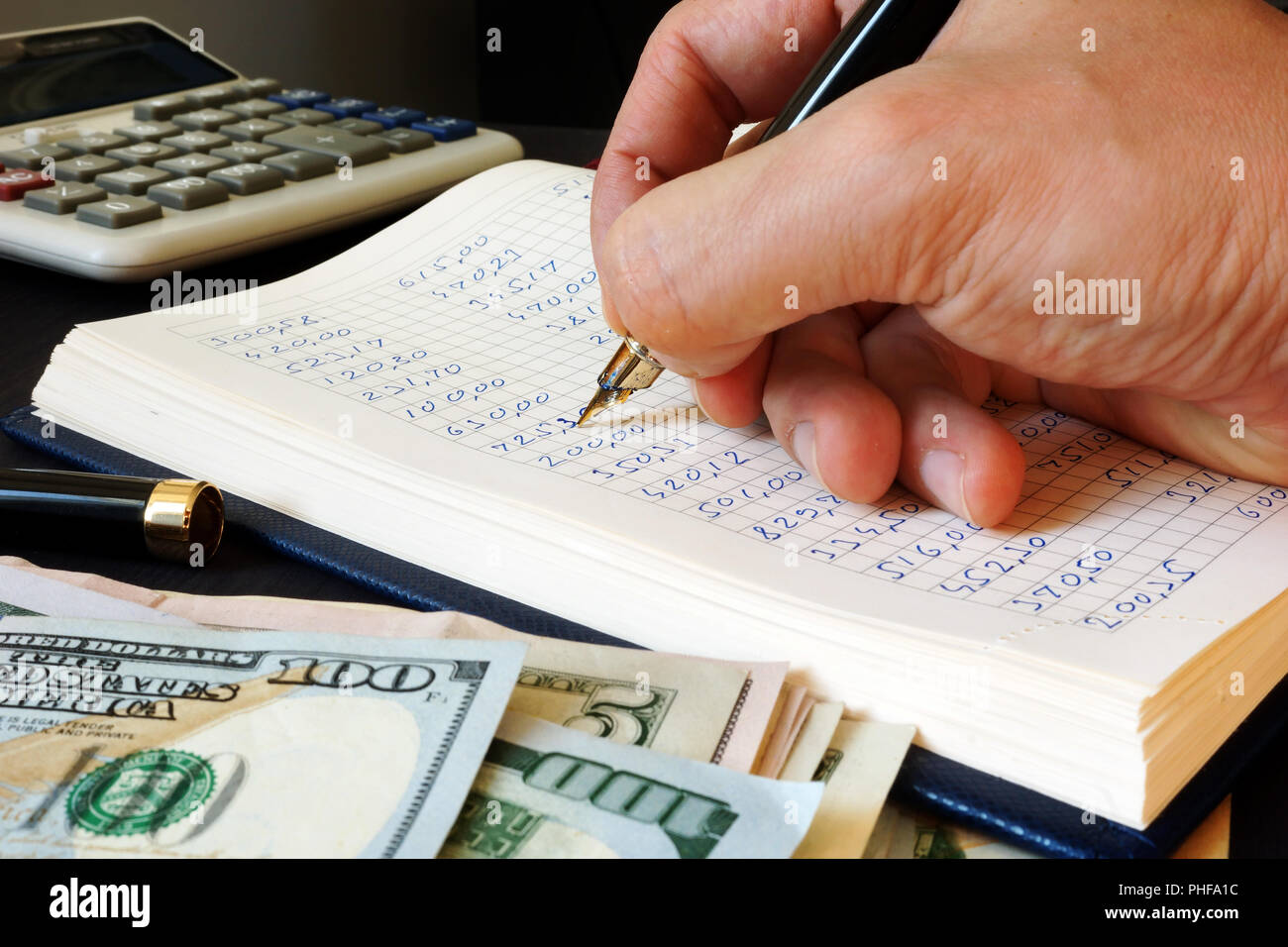 Buchhalter schreiben Finanzbericht in die Buchführung zu buchen. Stockfoto