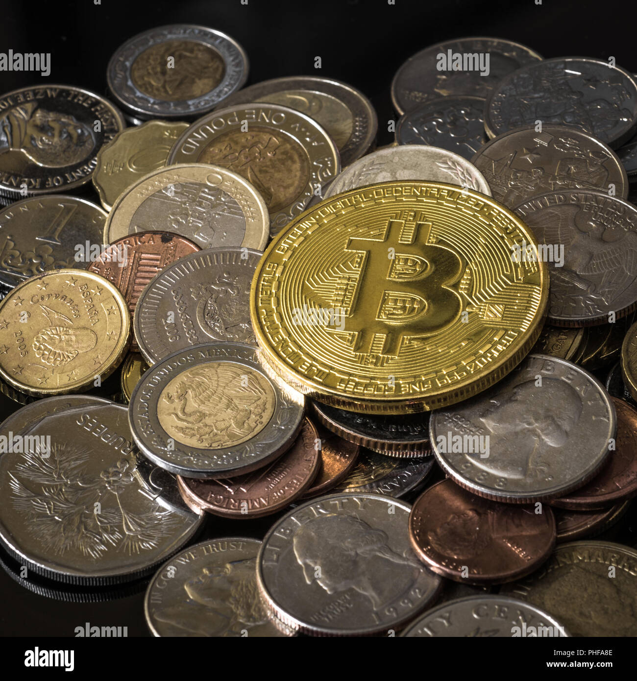 Golden bitcoin über einem Haufen von Münzen. Stockfoto