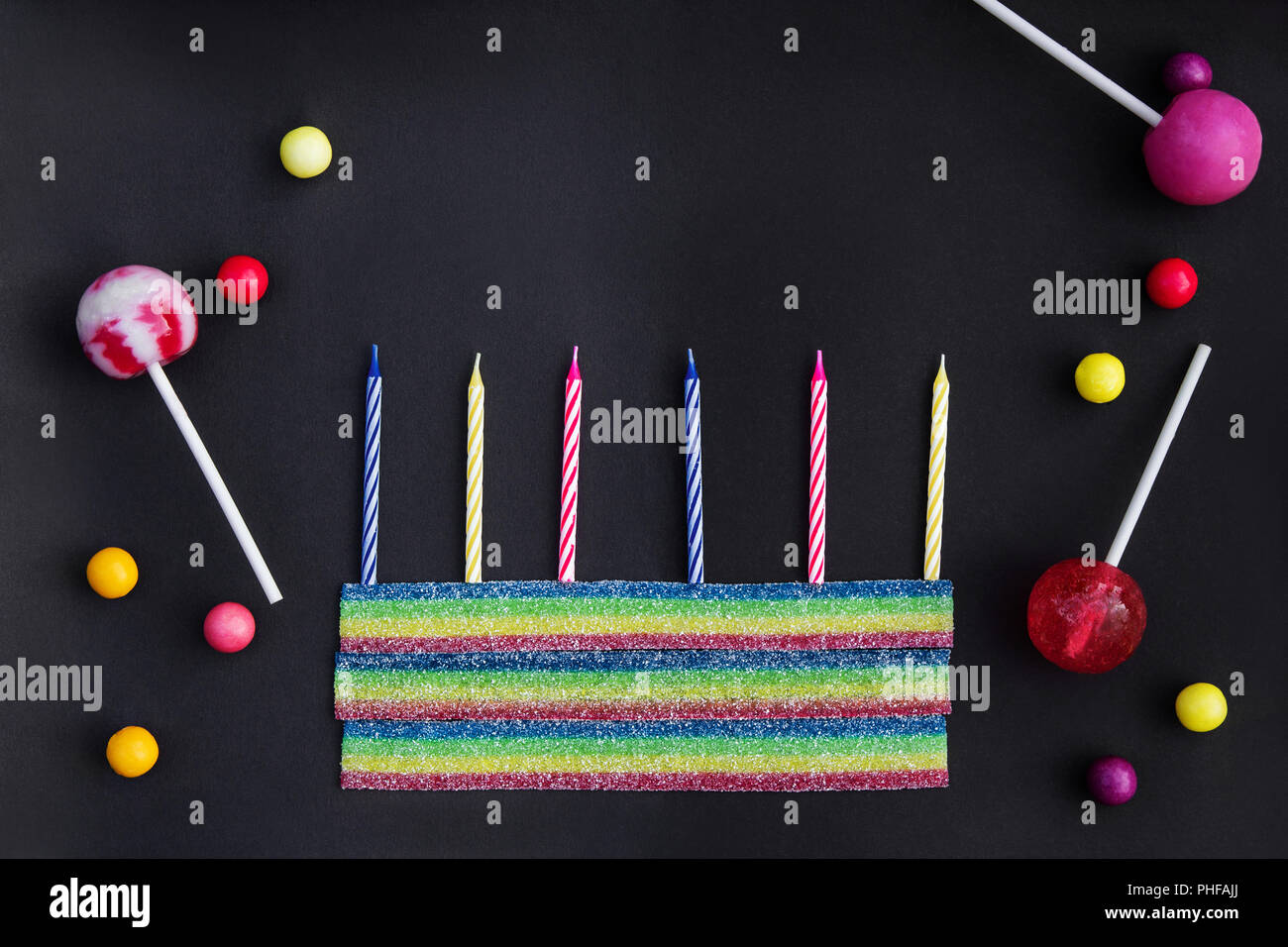 Geburtstag Gratulation mit Bonbons auf schwarzem Hintergrund Stockfoto