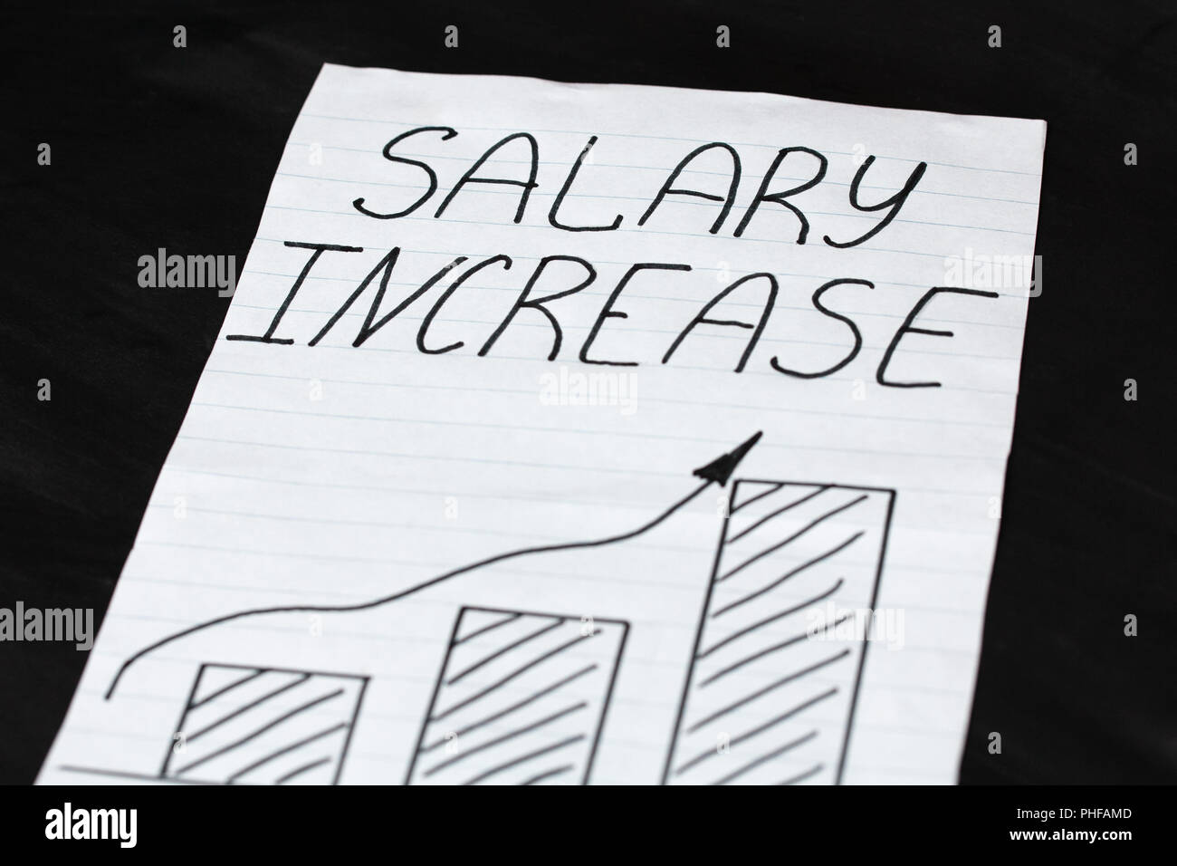 Der handschriftliche Text Gehalt erhöhen" mit einem Wachstum Grafik auf schwarzem Hintergrund Stockfoto