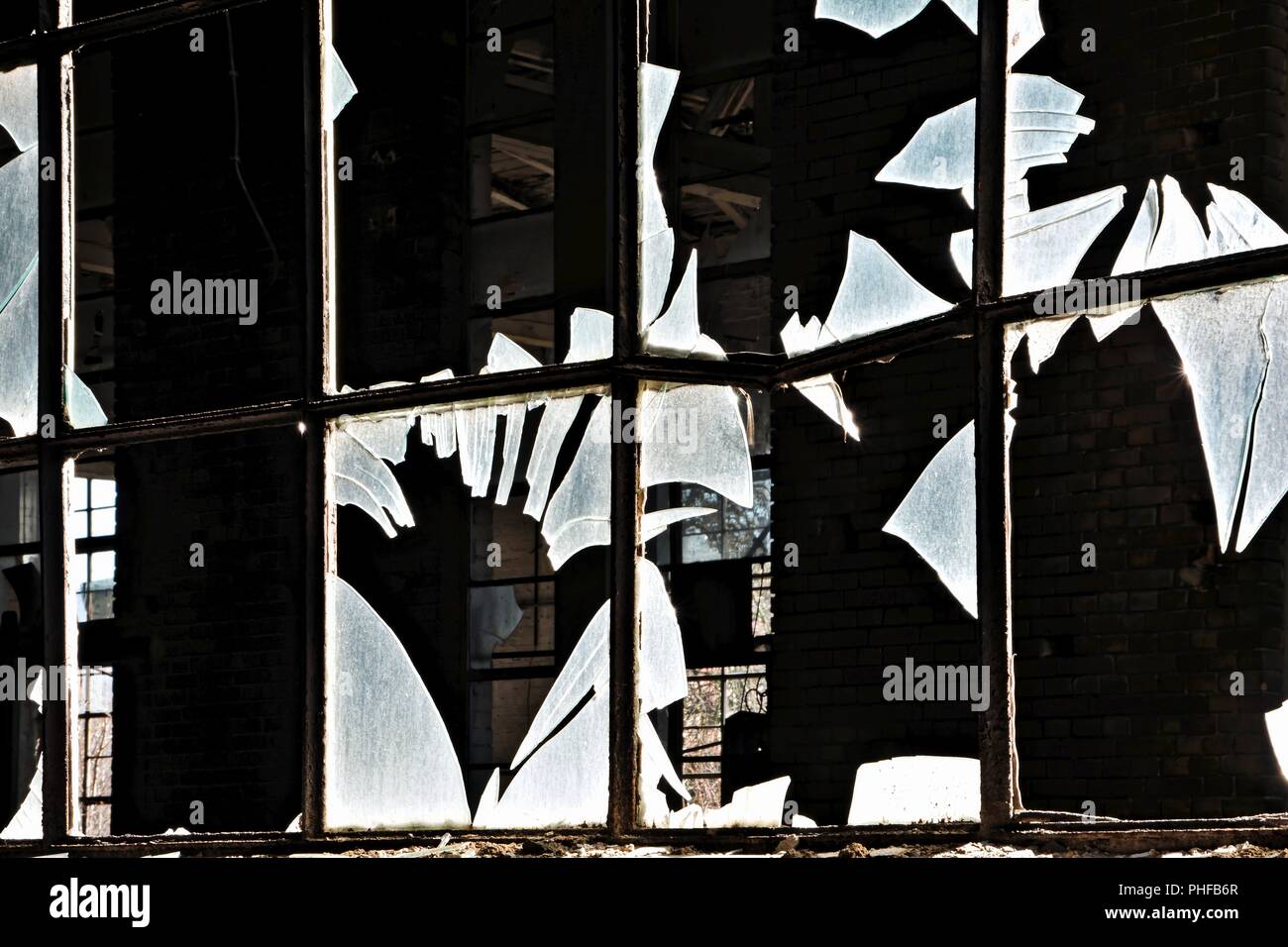 Zerstörte Fenster eines verlassenen Fabrik in Magdeburg. Stockfoto
