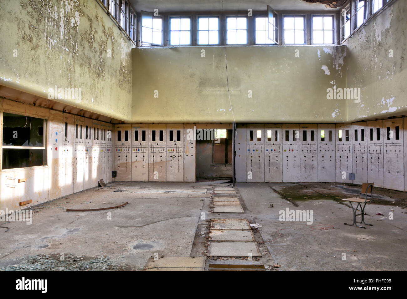 Ehemalige Control Center in einem verlassenen Umspannwerk in Magdeburg. Stockfoto