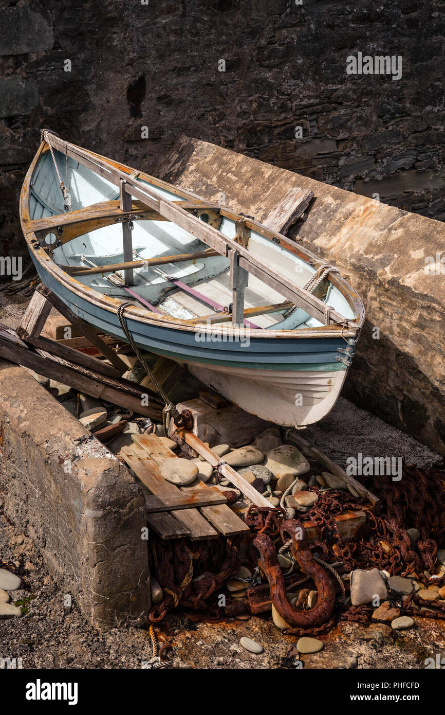 Alte blaue kleine Boot auf Böcke in Lerwick, Shetlandinseln, Schottland Stockfoto