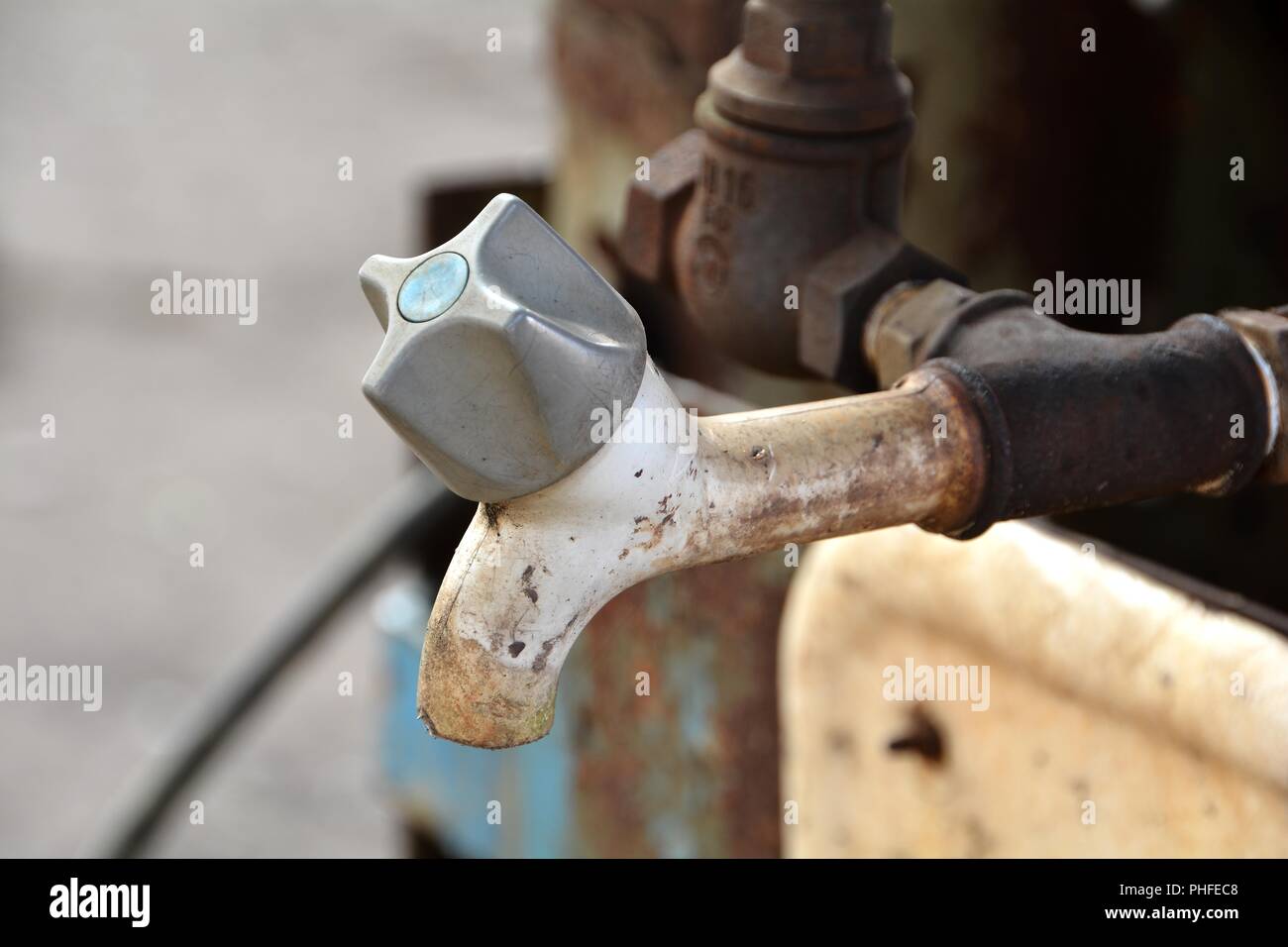 Leitungswasser auf ein Waschbecken in einer verlassenen Fabrik in Magdeburg. Stockfoto