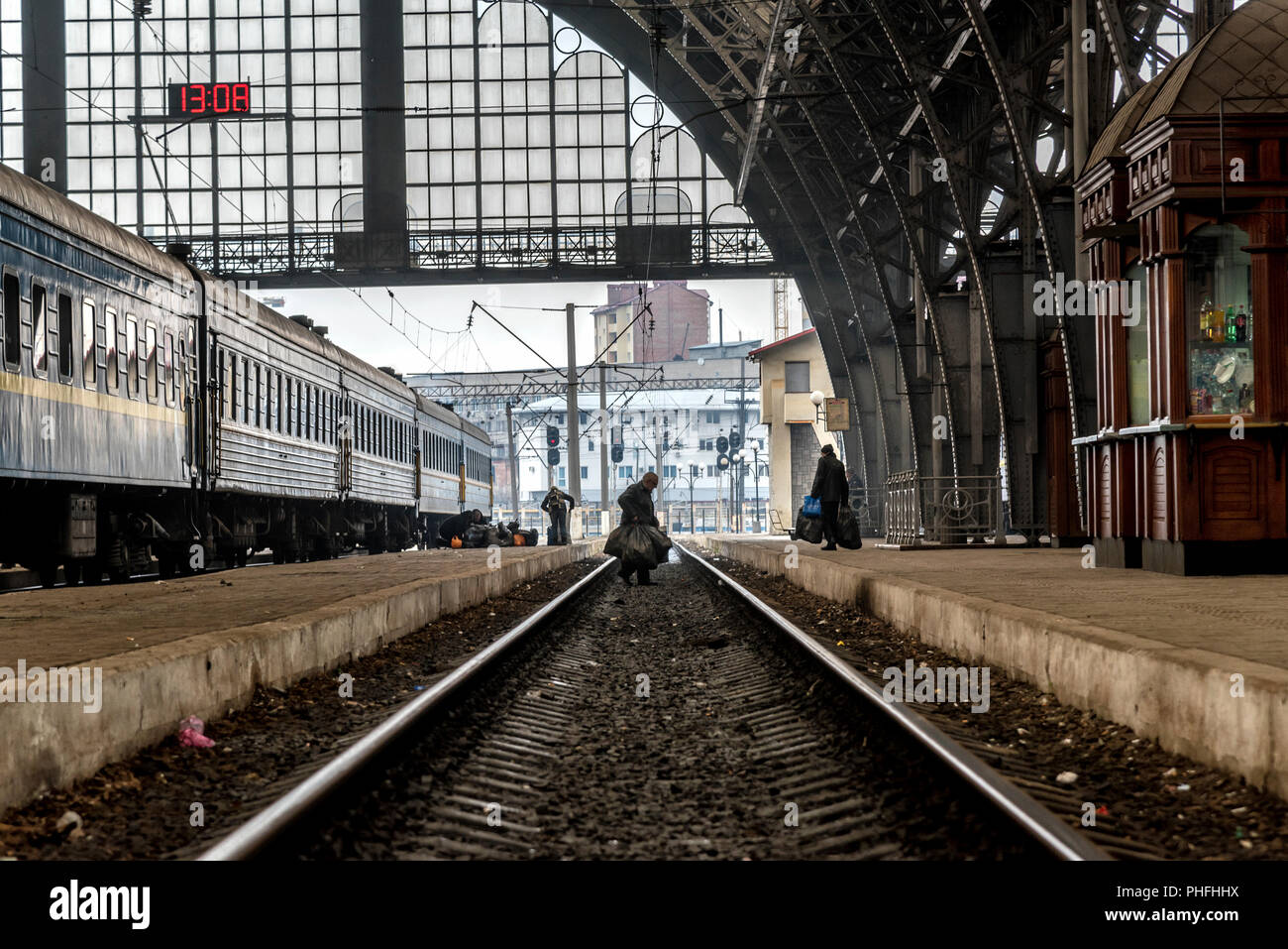 Lemberg, Ukraine, 22. MÄRZ 2016: Der Passagier ist das Bestehen der Eisenbahn mit seinem Koffer auf dem Bahnhof Lviv, Ukraine. Stockfoto