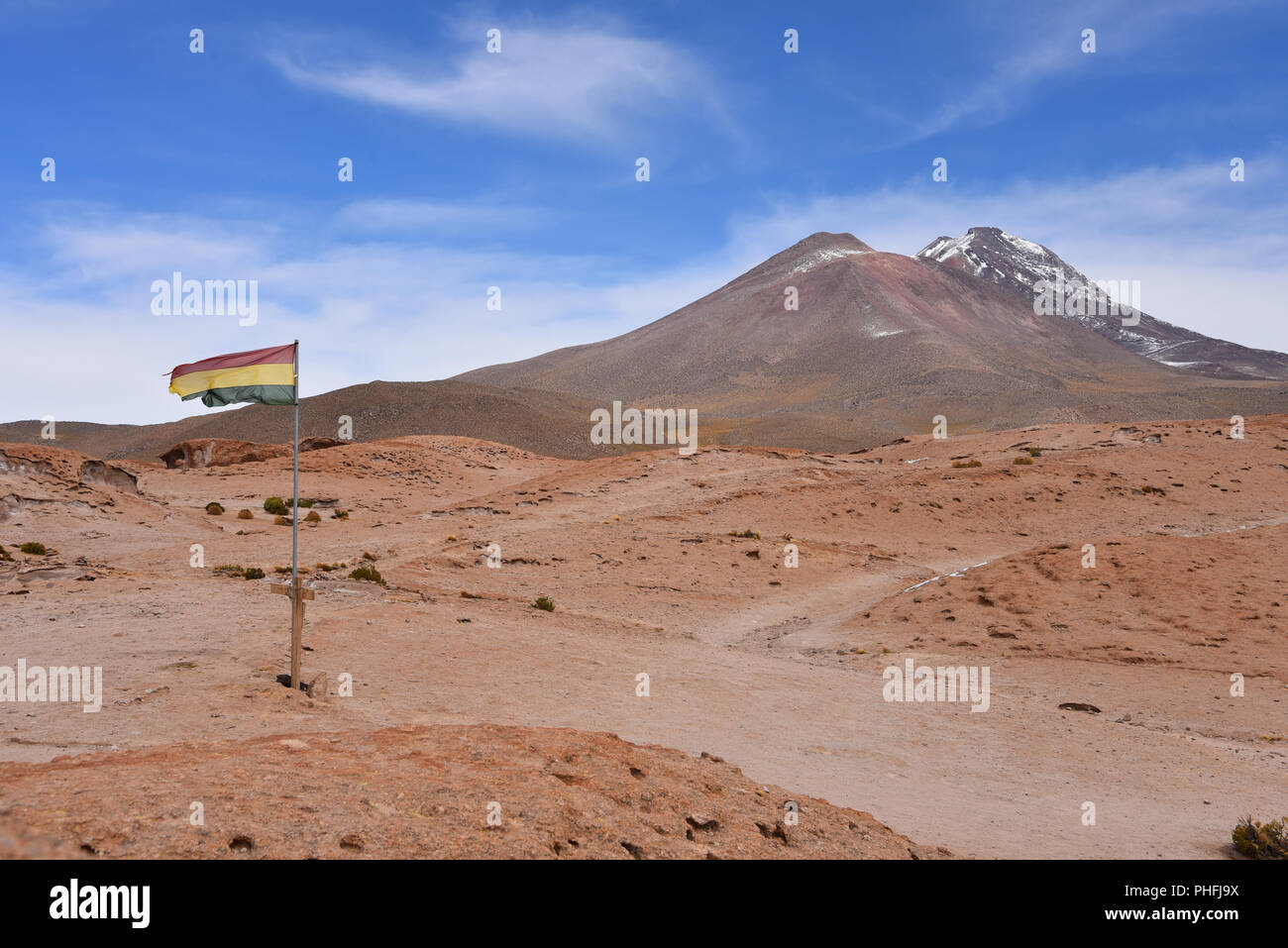 Eine bolivianische Fahne fliegt über die Felsformationen des Mirador Volcan Ollague, in der Provinz noch Lipez, Uyuni, Bolivien Stockfoto