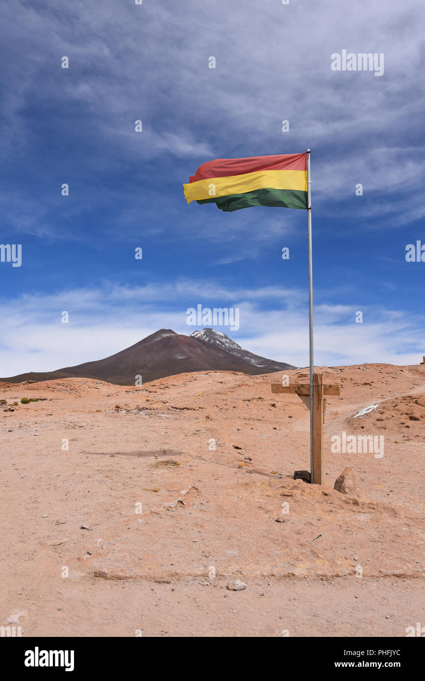 Eine bolivianische Fahne fliegt über die Felsformationen des Mirador Volcan Ollague, in der Provinz noch Lipez, Uyuni, Bolivien Stockfoto