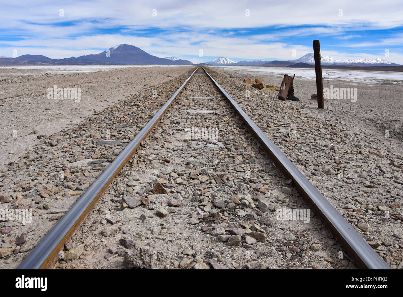 Zug läuft über den Salar de Chiguana im Noch Lipez Provinz, in der Nähe von Uyuni, Bolivien. Stockfoto