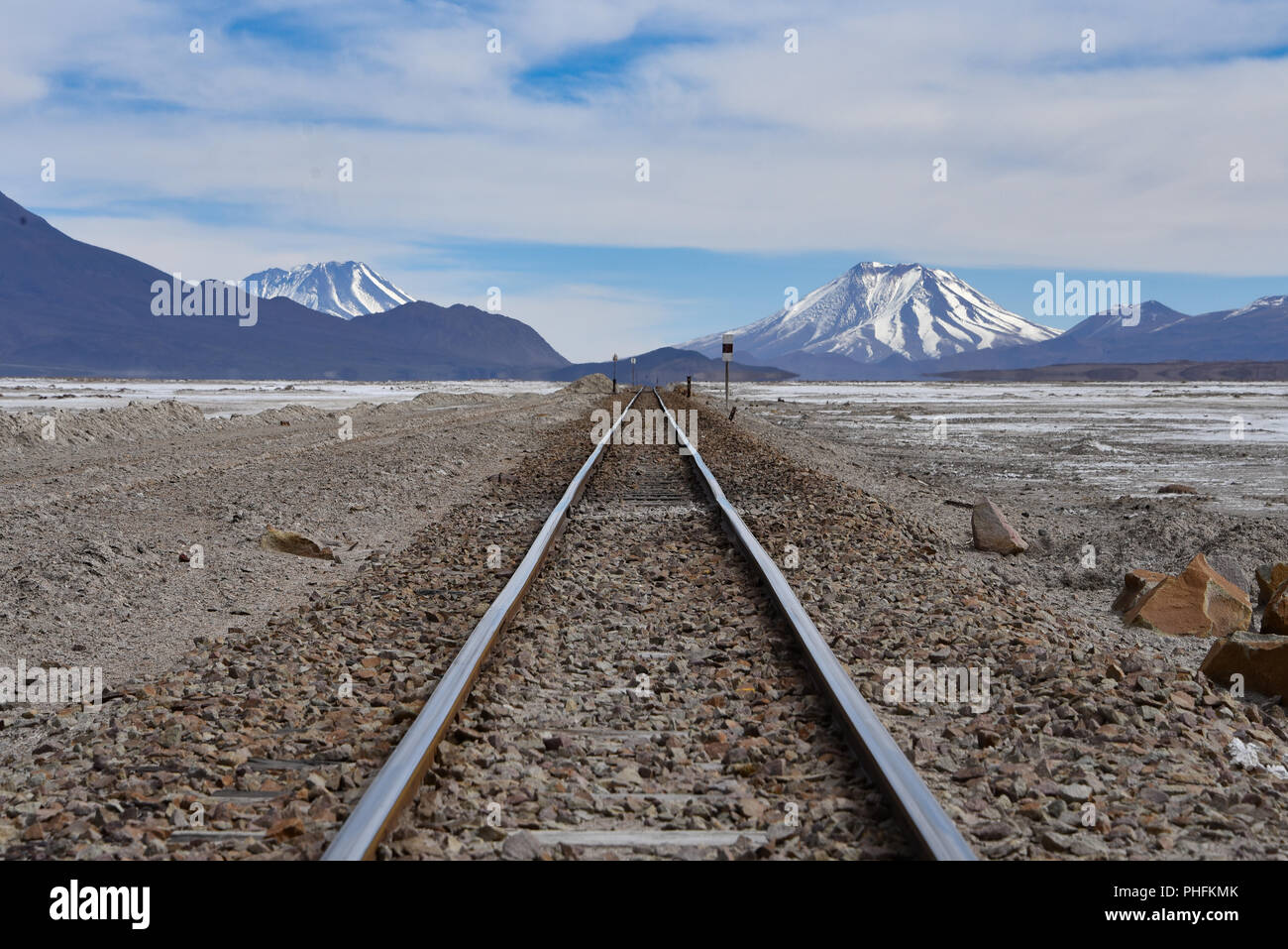 Zug läuft über den Salar de Chiguana im Noch Lipez Provinz, in der Nähe von Uyuni, Bolivien. Stockfoto