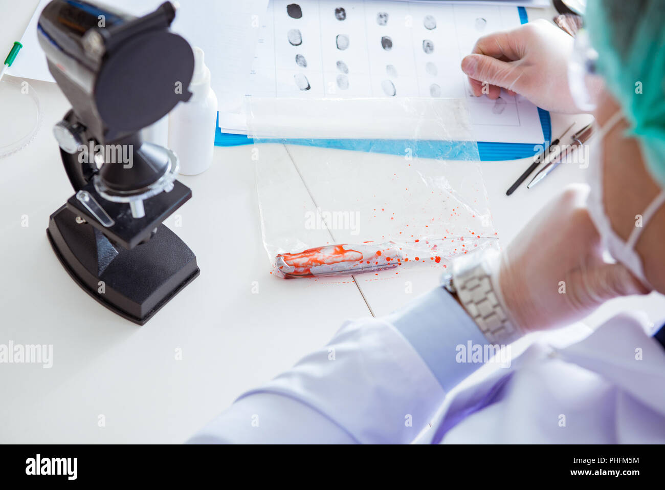Kriminologen Polizei Chemiker bei der Kriminalität Beweise suchen Stockfoto