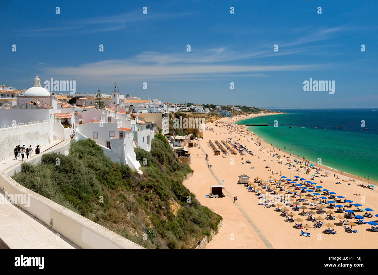 Strand von Albufeira, der Promenade, im Sommer Stockfoto