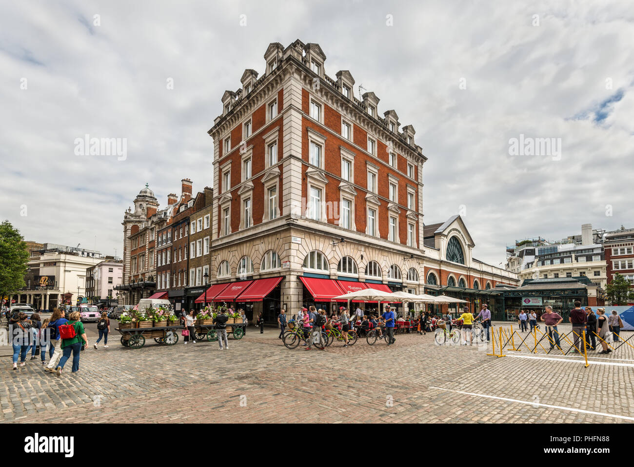 London, UK, 23. Mai 2017: Die Tuttons Restaurant an der Russell Street in der Nähe von Covent Garden Market, eine der touristischen Attraktionen in London, bekannt als Stockfoto