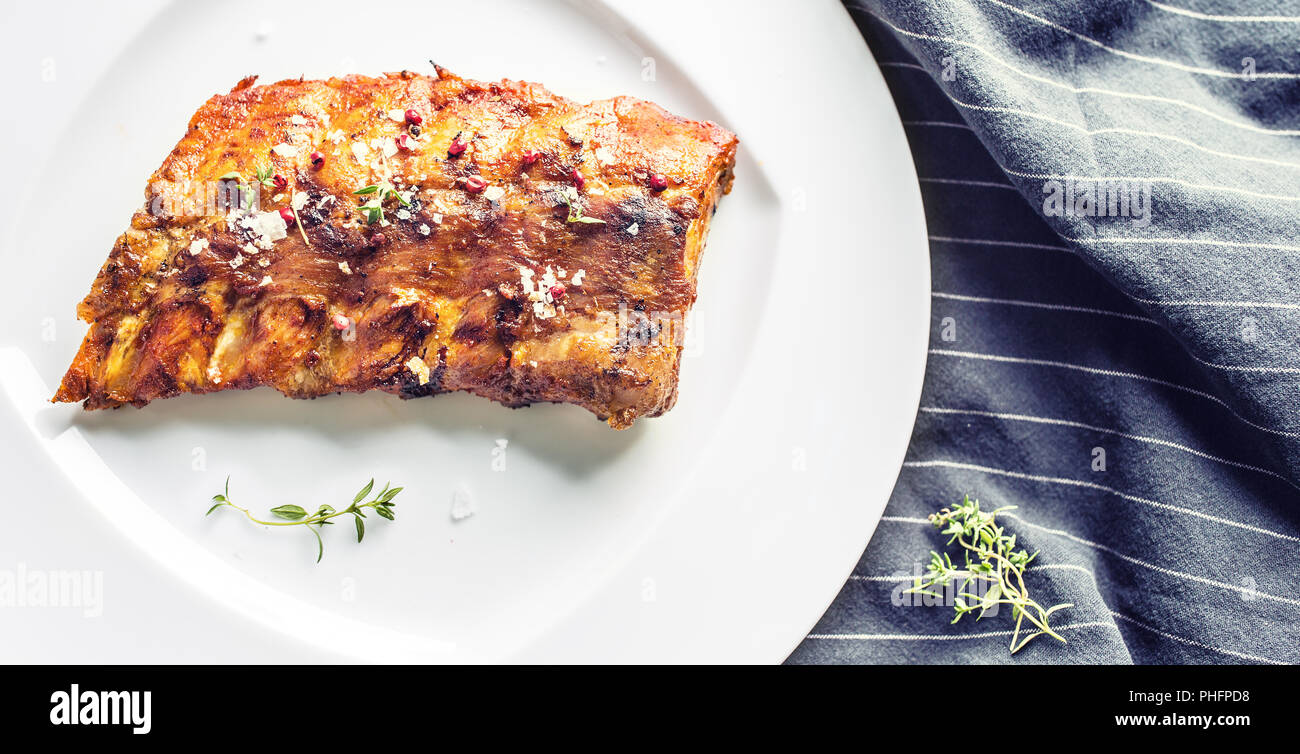 Grill gegrillte Schweinerippchen in eine weiße Platte als Menü im Pub oder Restaurant. Stockfoto