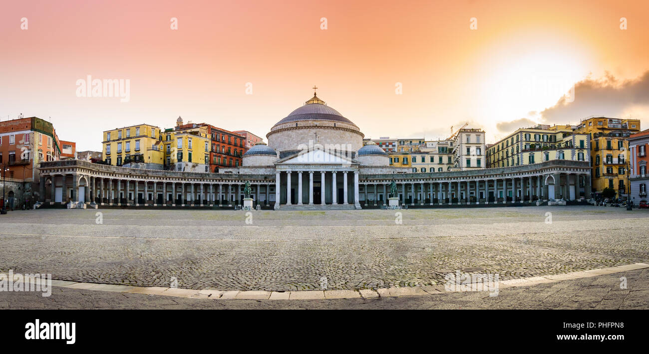 Kirche San Francesco Di Paola an der Piazza del Plebiscito - der Hauptplatz in Neapel, Italien Stockfoto