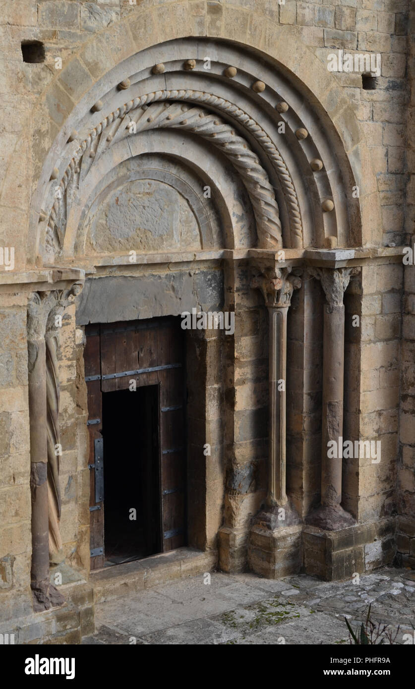 Kirche und Glockenturm von Sant Cristòfol de Zeugen, ein Beispiel für die frühen romanischen Stil in der Alta Garrotxa, katalanischen Pyrenäen Stockfoto