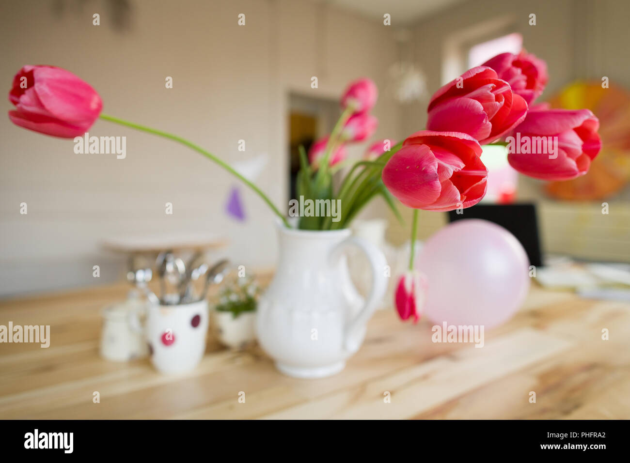 Schöne Tabelle Einstellung mit roten Tulpen, vergiss mich nicht und Tassen auf dem hölzernen Tisch. Stockfoto