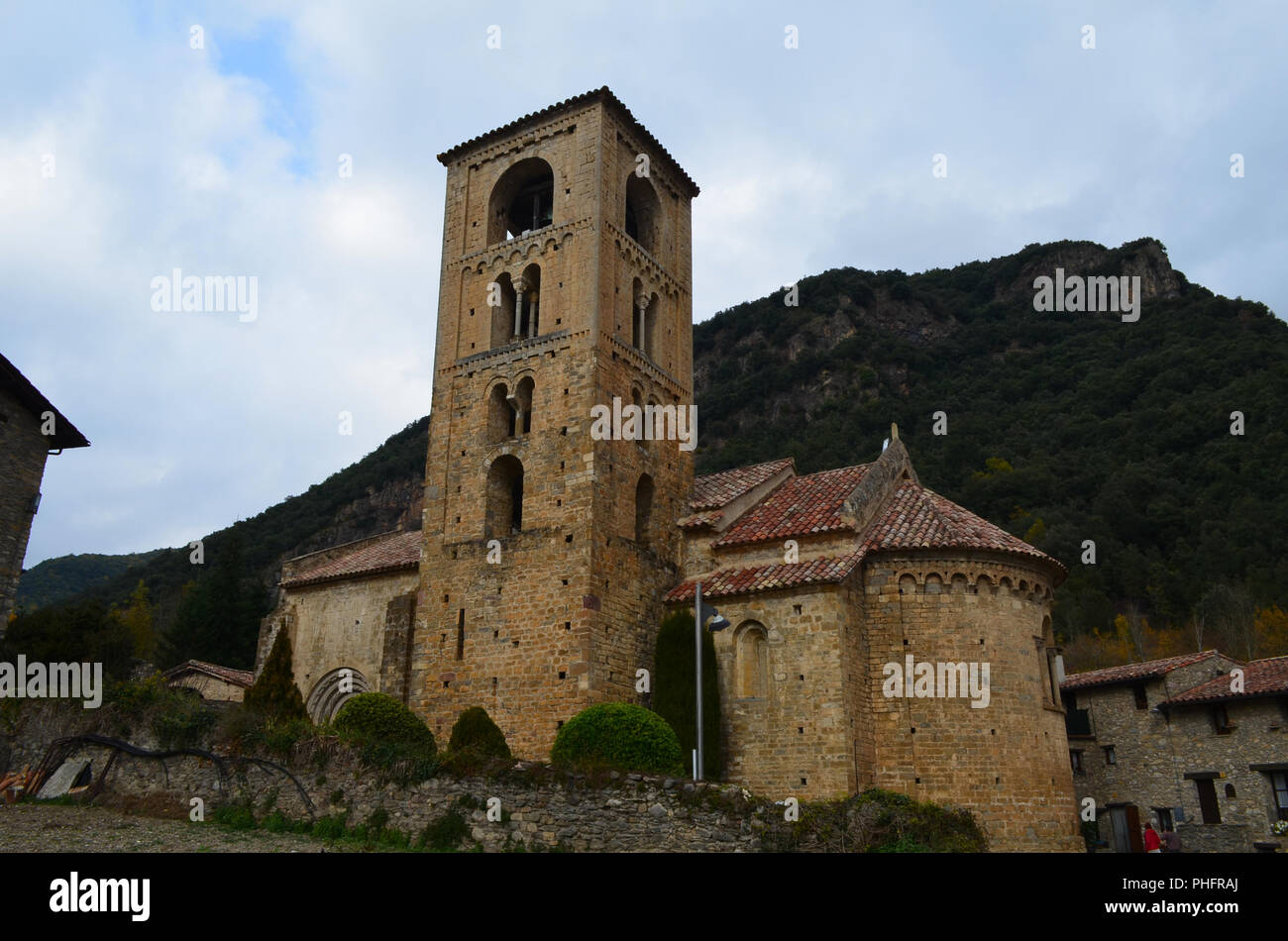 Kirche und Glockenturm von Sant Cristòfol de Zeugen, ein Beispiel für die frühen romanischen Stil in der Alta Garrotxa, katalanischen Pyrenäen Stockfoto