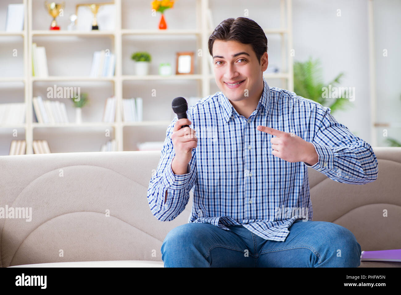 Lustiger Mann singen Lieder in Karaoke zu Hause Stockfoto