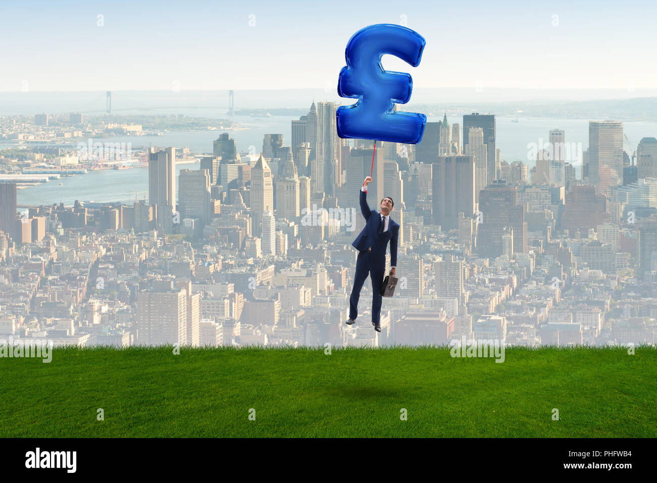 Geschäftsmann fliegen auf britische Pfund Zeichen aufblasbaren Ballon Stockfoto