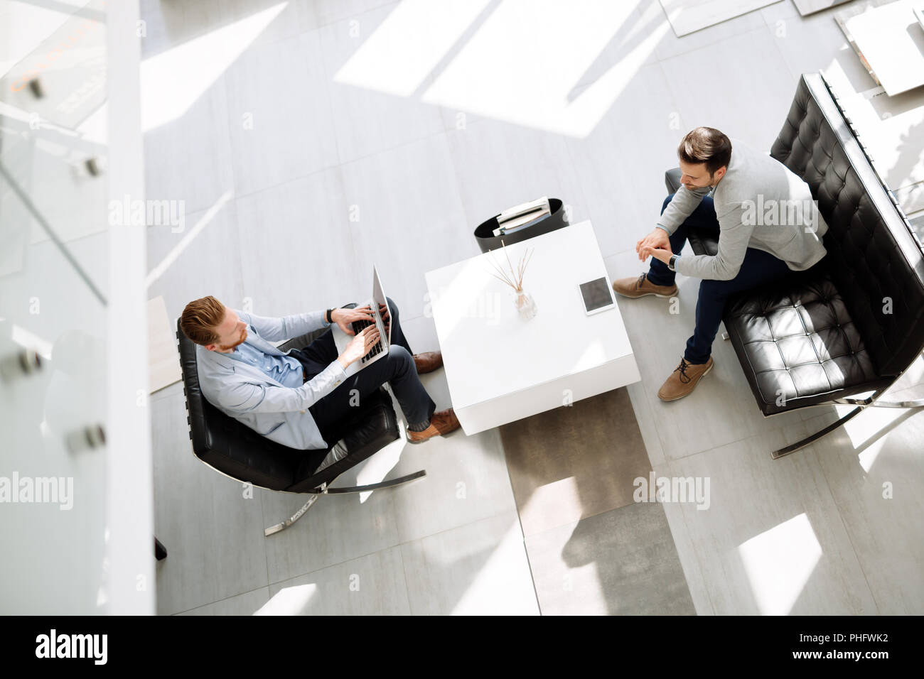 Business Meeting in der Lobby Stockfoto