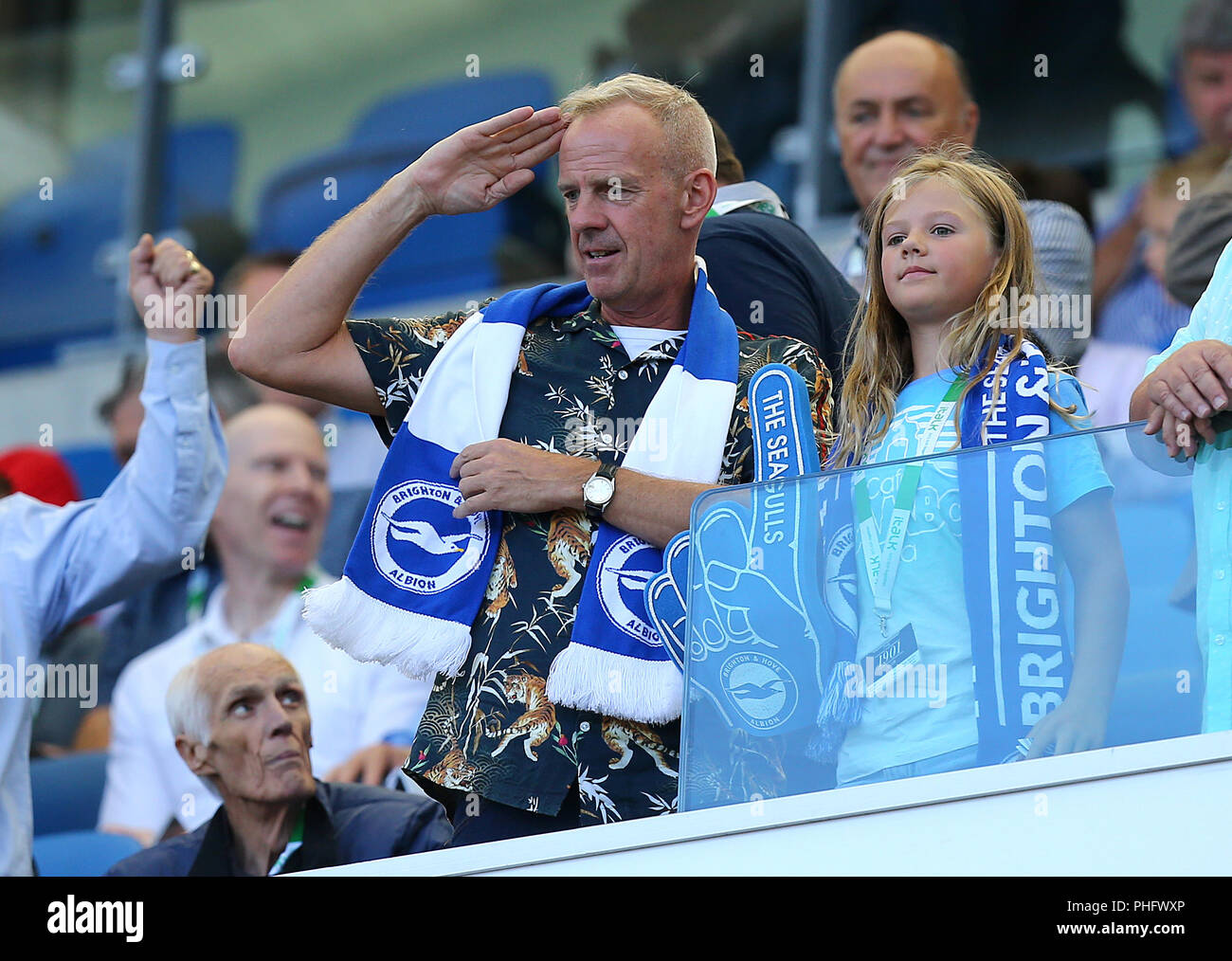 Norman Cook alias Fatboy Slim im steht mit seiner Tochter Nelly kann Lois Kochen vor dem Premier League Match an der AMEX Stadion, Brighton. Stockfoto