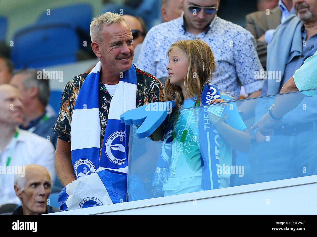 Norman Cook alias Fatboy Slim im steht mit seiner Tochter Nelly kann Lois Kochen vor dem Premier League Match an der AMEX Stadion, Brighton. Stockfoto