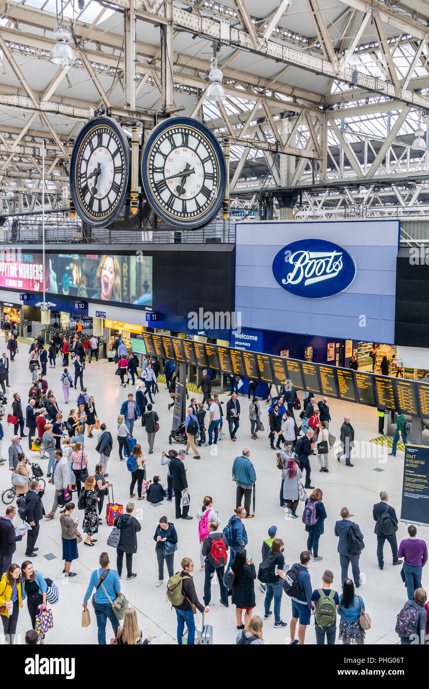 Besetzt Waterloo Bahnhof ein Terminus im Zentrum von London mit Pendler während der Rush Hour 2018, London, England, Großbritannien Stockfoto