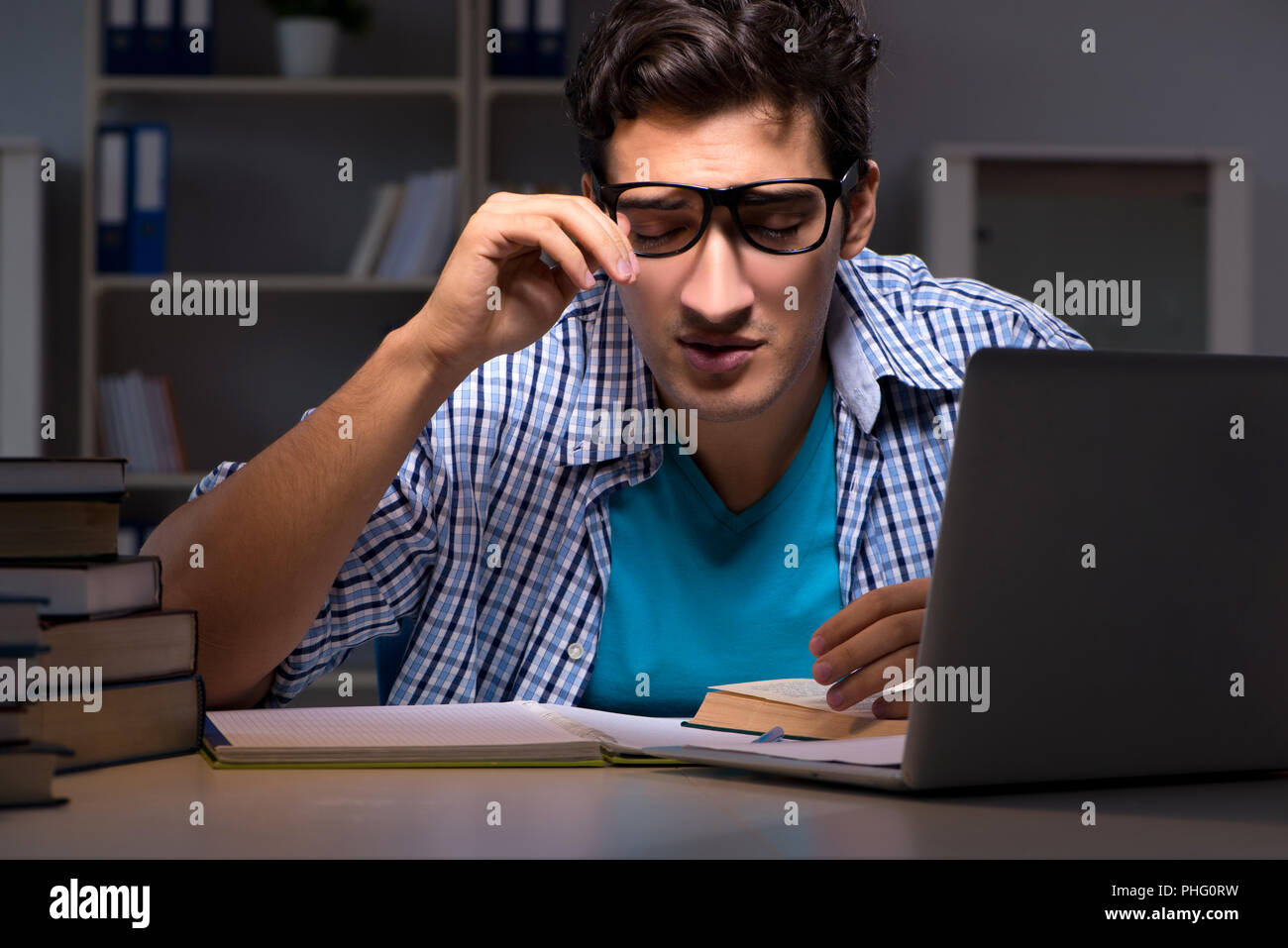 Schüler Vorbereitung für Prüfungen bis spät in die Nacht zu Hause Stockfoto