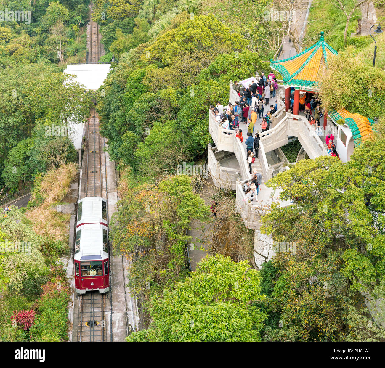 18. Februar 2018 - Hong Kong. Touristen, die roten alten Peak Tram den Gipfel zu erreichen. Leute, die spektakuläre Aussicht vom Aussichtspunkt. Stockfoto