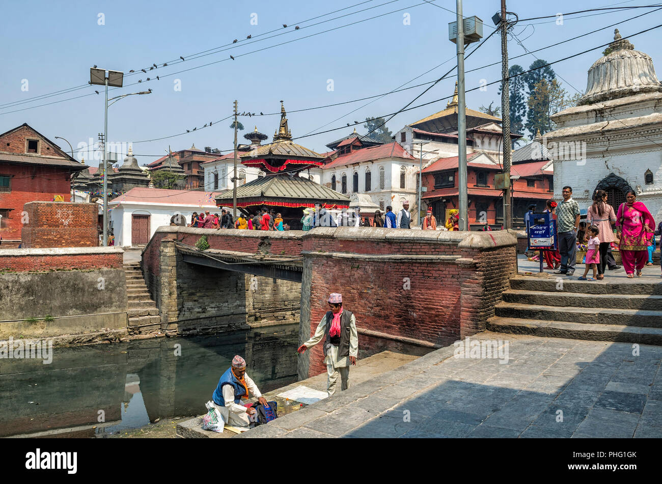 Kathmandu, Nepal - April 15, 2016: Leben und Aktivitäten entlang der heiligen Bagmati Fluss in Pashupatinath Tempel, Kathmandu, Nepal. - Sri Pashupatinath Temp Stockfoto