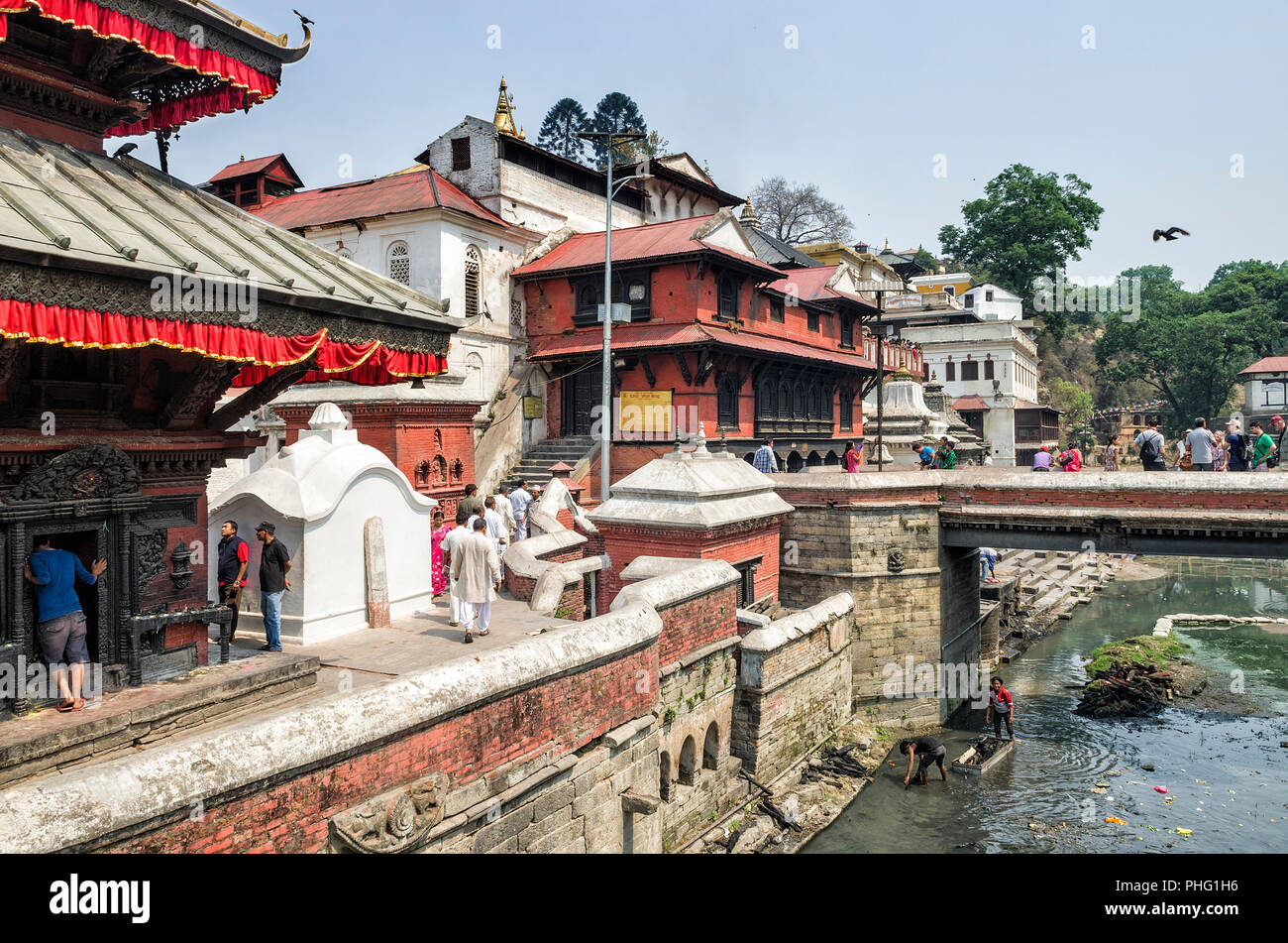 Kathmandu, Nepal - April 15, 2016: Leben und Aktivitäten entlang der heiligen Bagmati Fluss in Pashupatinath Tempel, Kathmandu, Nepal. - Sri Pashupatinath Tem Stockfoto
