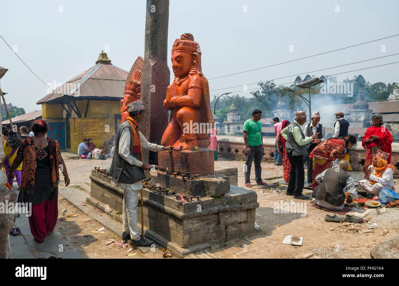 Kathmandu, Nepal - April 15, 2016: Religiöse Aktivitäten und die Zeremonie an Pashupatinath Tempel in Kathmandu geschieht. - Der Tempel als Sitz dient und dessen o Stockfoto