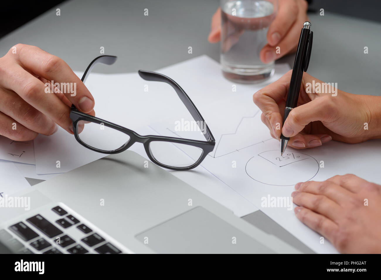 Geschäftsfrau erklärt ihr Plan Stockfoto