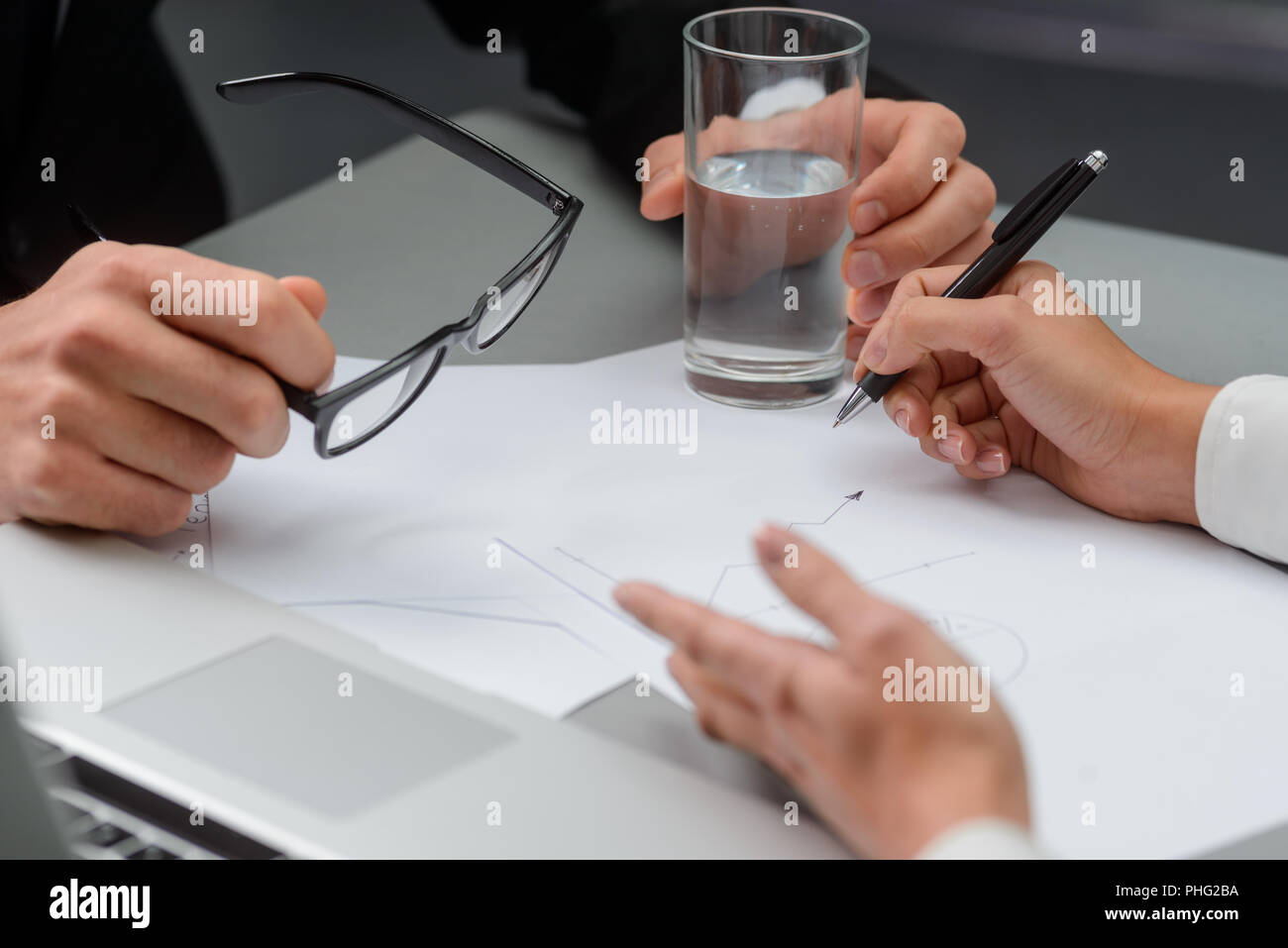 Verhandlungen zwischen zwei Partnern Stockfoto