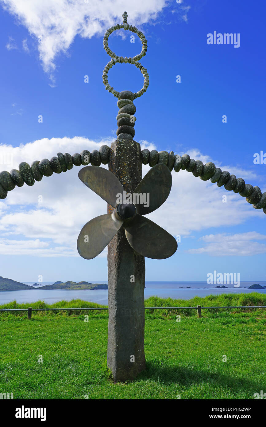 MATAURI BAY, NEUSEELAND - Blick auf die Rainbow Warrior Memorial, ein Denkmal für die Opfer der Greenpeace Schiff versenkt, die von Frankreich über Matauri Bay, Neuseeland. Stockfoto