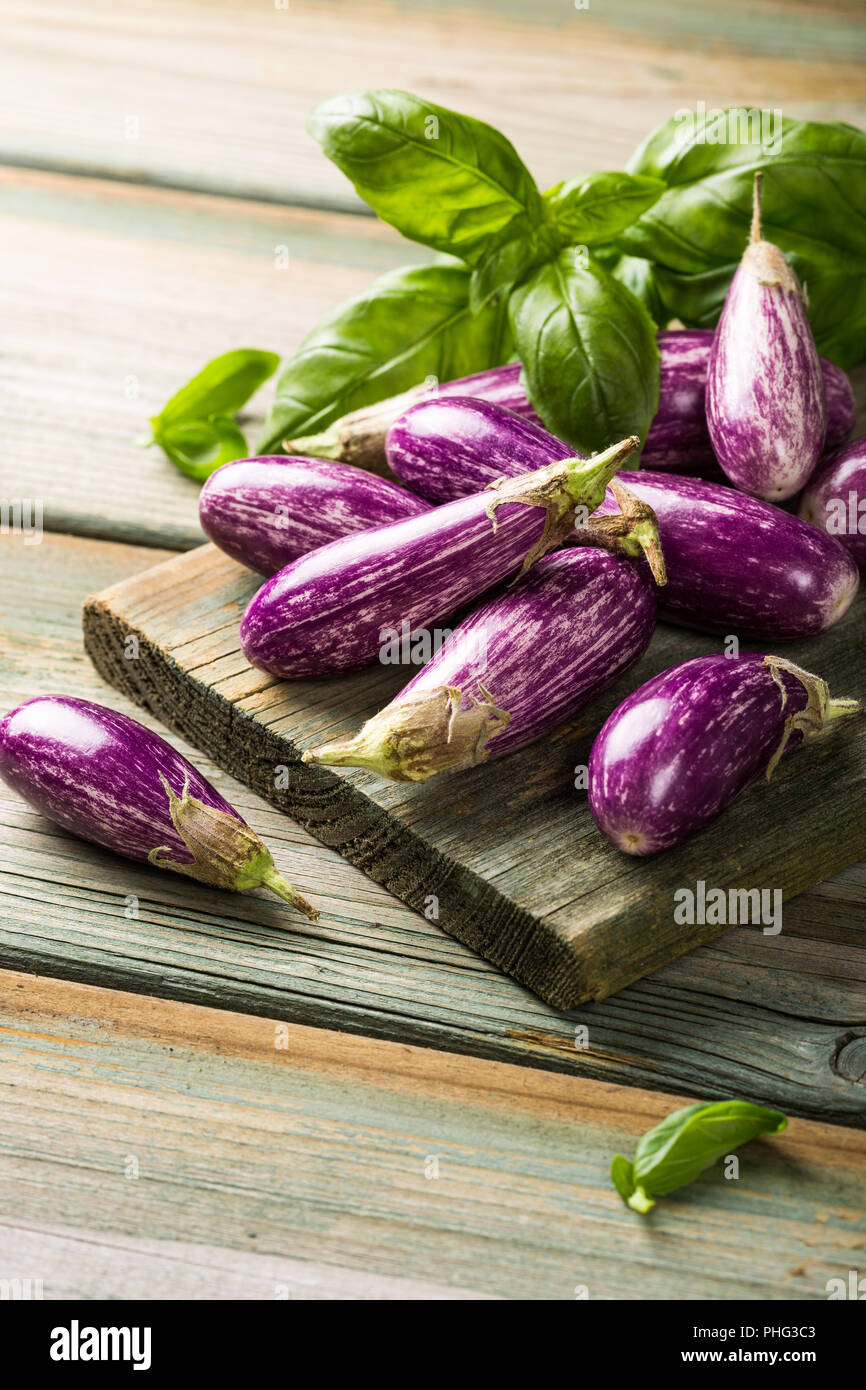 Haufen kleine Aubergine oder Aubergine Stockfoto