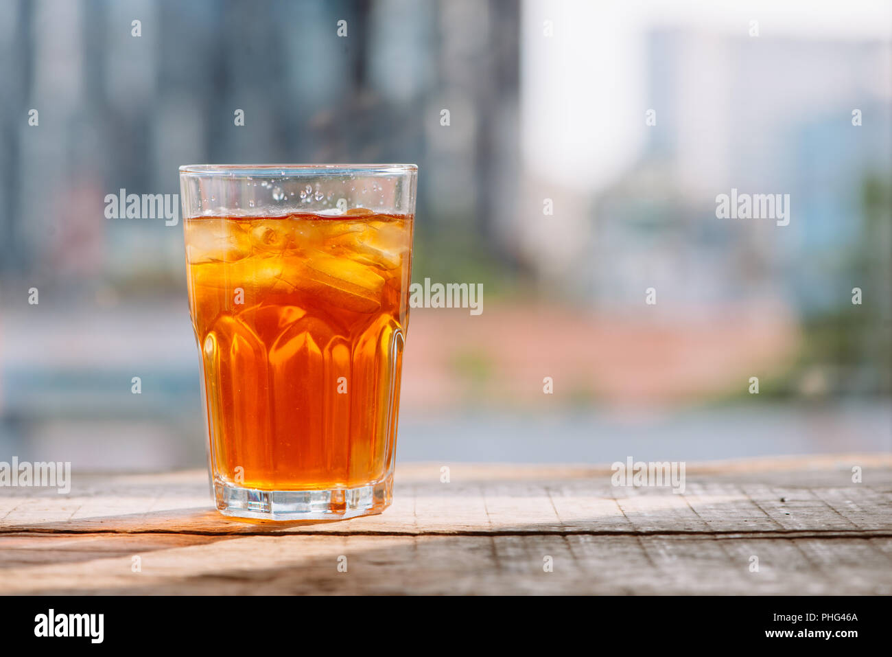 Südlichen Stil iced süßer Tee in zwei Gläser rustikalen Holztisch Stockfoto