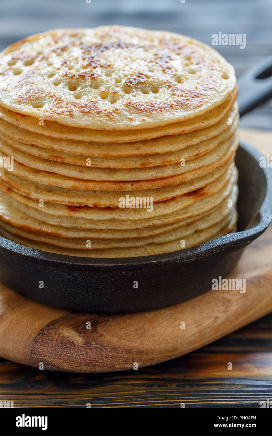 Gusseisernen Pfanne mit Stack von frischen Pfannkuchen Stockfoto