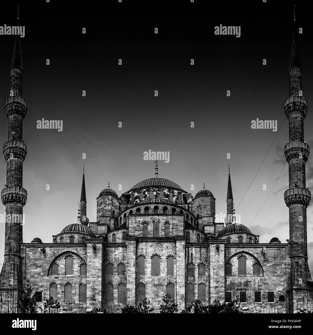 Einem seitlichen Blick auf die Blaue Moschee in der türkischen Stadt Istanbul in Schwarz und Weiß Stockfoto