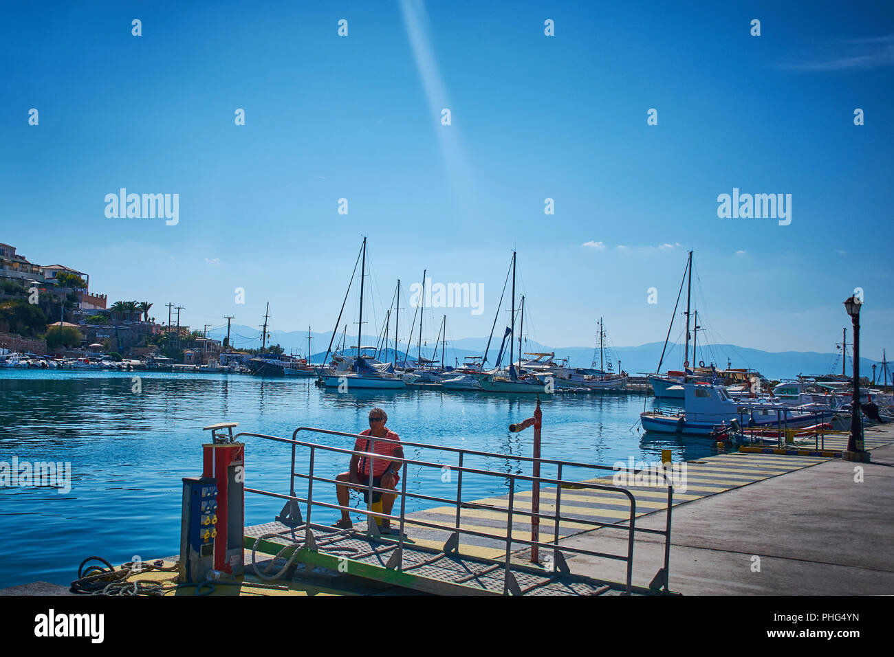 Eine reine blauer Himmel und ein blaues Meer bewirtet viele kleine Boote, die Schutzhütten zu Stockfoto