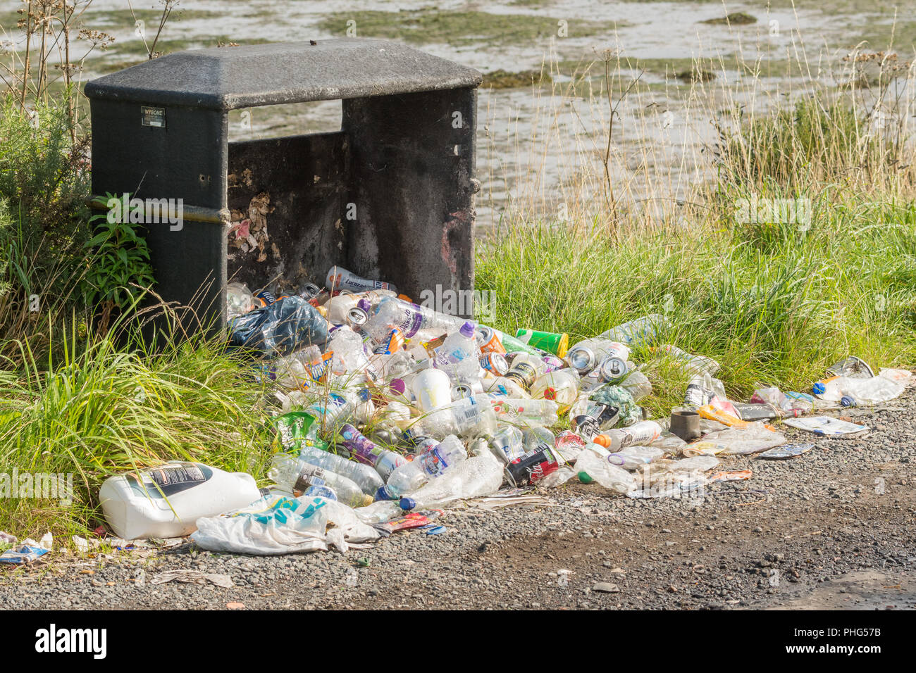 Plastik Müll - defekte Abfallbehälter mit überquellenden Müll neben dem Fluss Clyde in der Nähe von Greenock, Schottland, Großbritannien Stockfoto