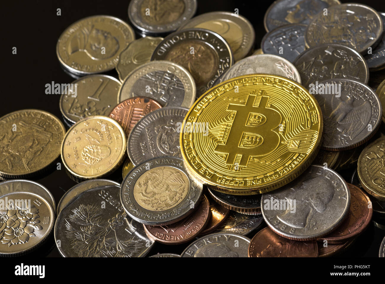 Golden bitcoin über einem Haufen von Münzen. Stockfoto