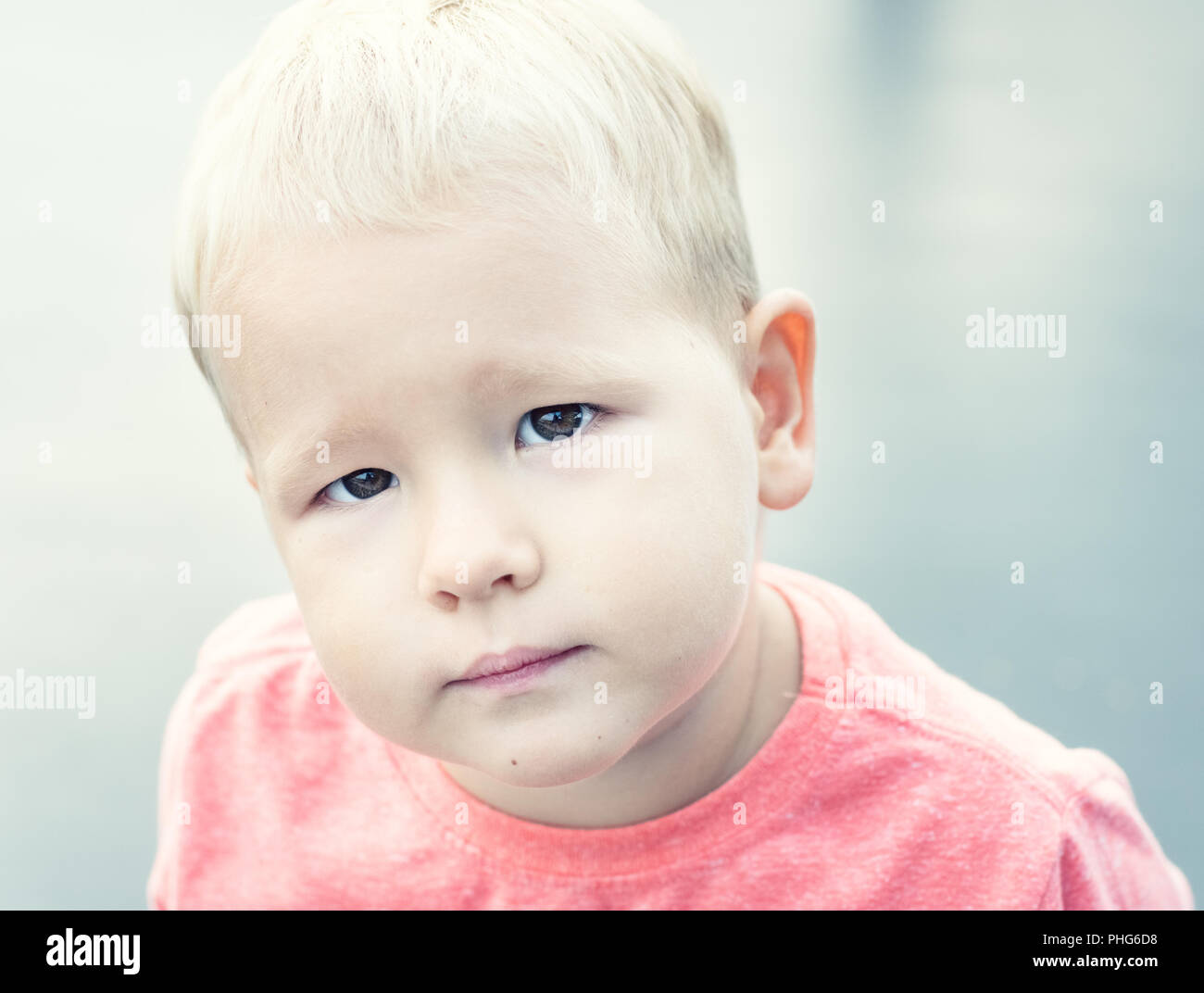 Jungen suchen. High key Portrait Stockfoto