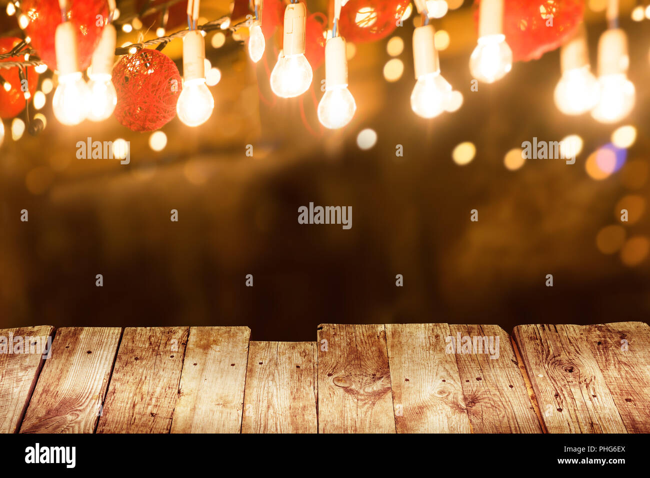 Holztisch mit Licht illuminaion Stockfoto