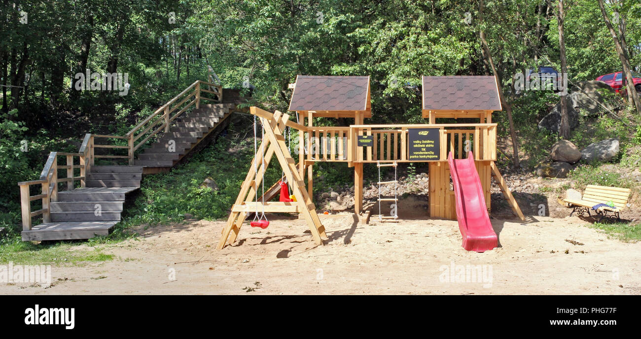 Kinder- Holz- bezahlt Spielplatz Stockfoto