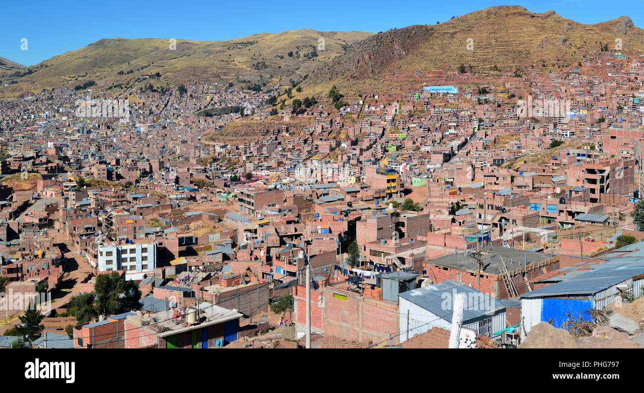 Ansicht von oben auf die Dächer und Straßen der Stadt Cusco Stockfoto