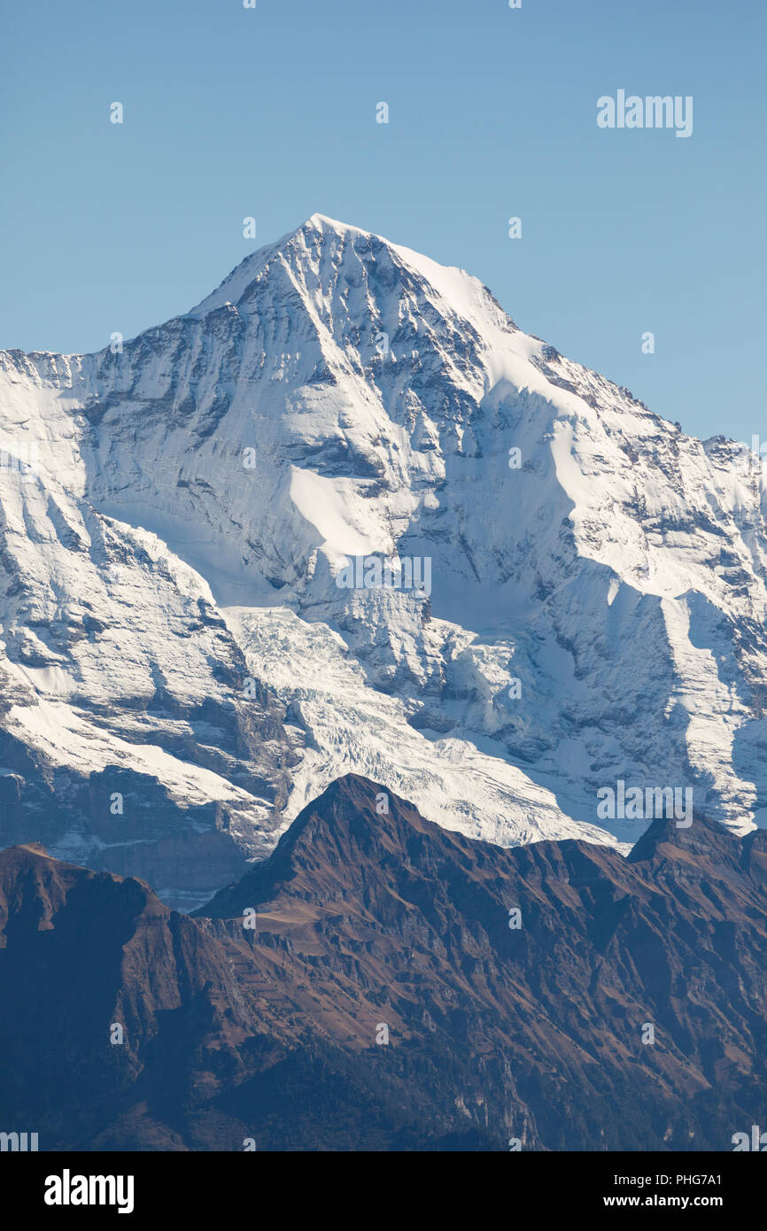 Berg Mönch mit dem Jungfraujoch im Berner Oberland in der Schweiz ...