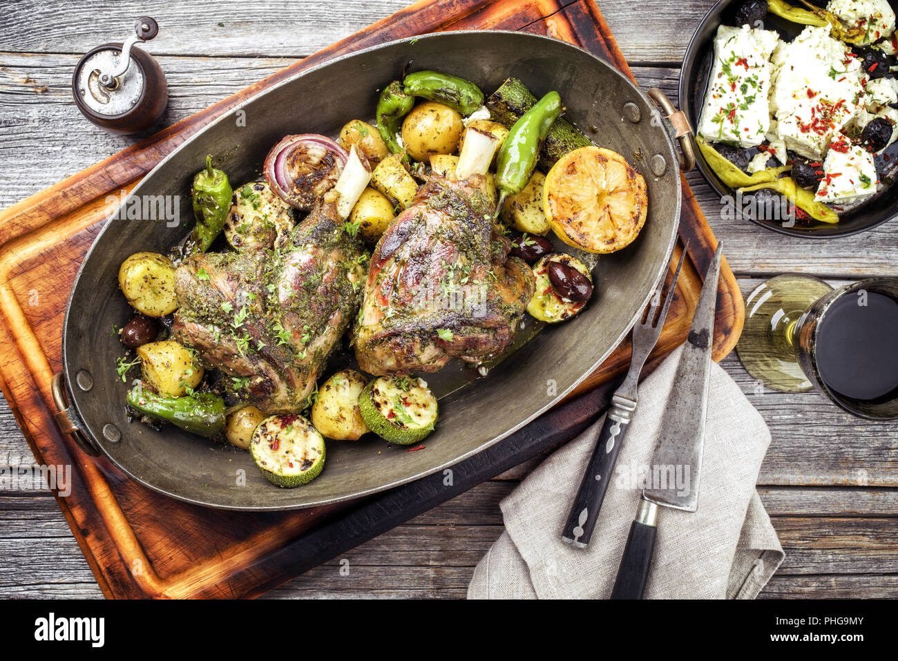 Grill Lammkeule mit Gemüse Stockfotografie - Alamy