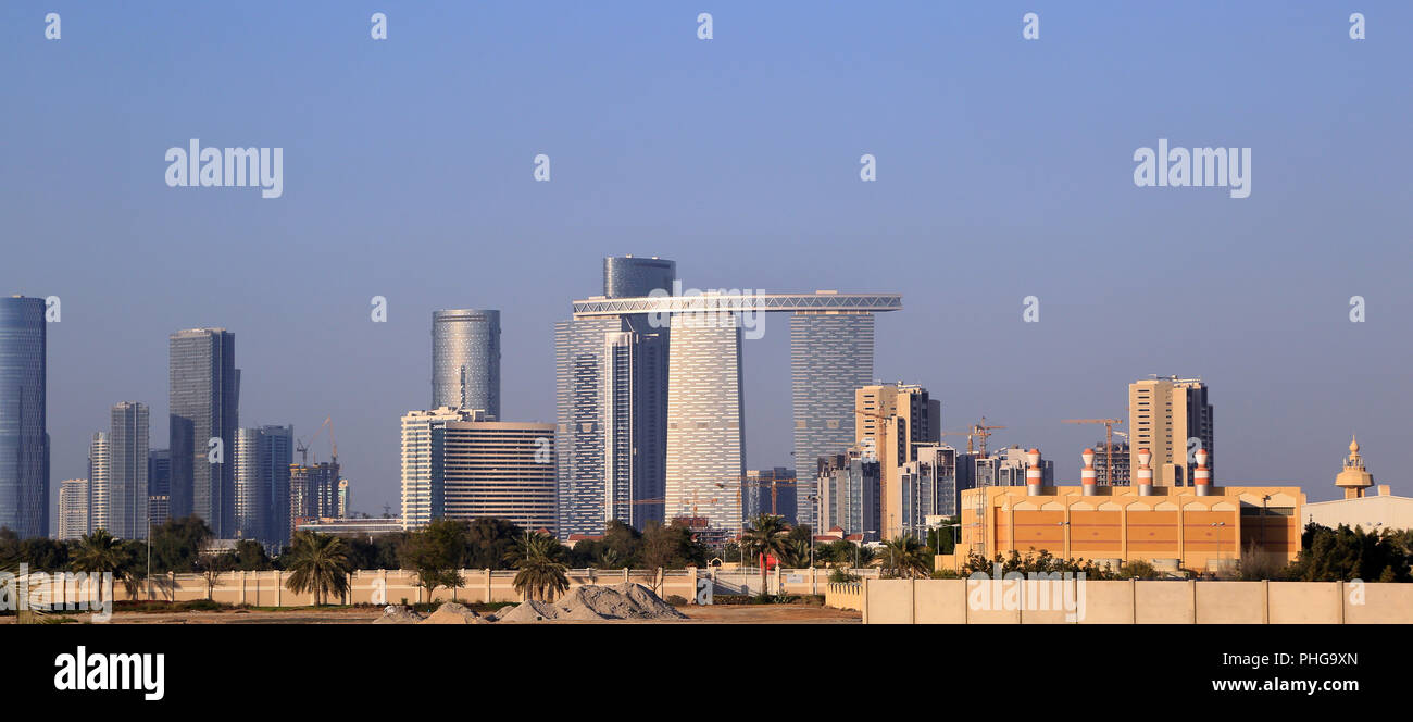 Abu Dhabi, Skylinewith Hochhaus das Tor Gebäude Stockfoto